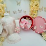 Trusou botez fetiță 0–3 luni cu cutie catifea roz handmade, rochiță cu pălărie și lumânare lucrată manual