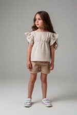 Set fete 6-9 ani bluză cu mâneci brodate și pantaloni scurți din bumbac, bej - imagine 2