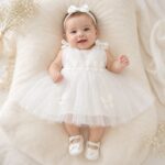 Set elegant pentru fetițe – rochiță albă cu tulle, body, pantofiori și bentiță